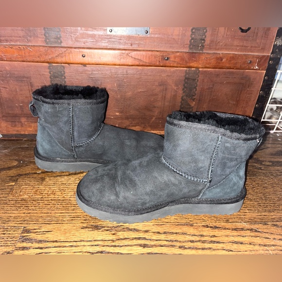 Classic Ugg Minis - Picture 2 of 4